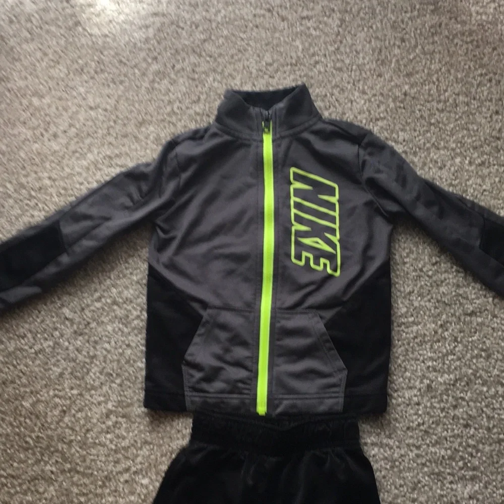 Nike 2 piece set (track suit) 3T - Picture 2 of 6